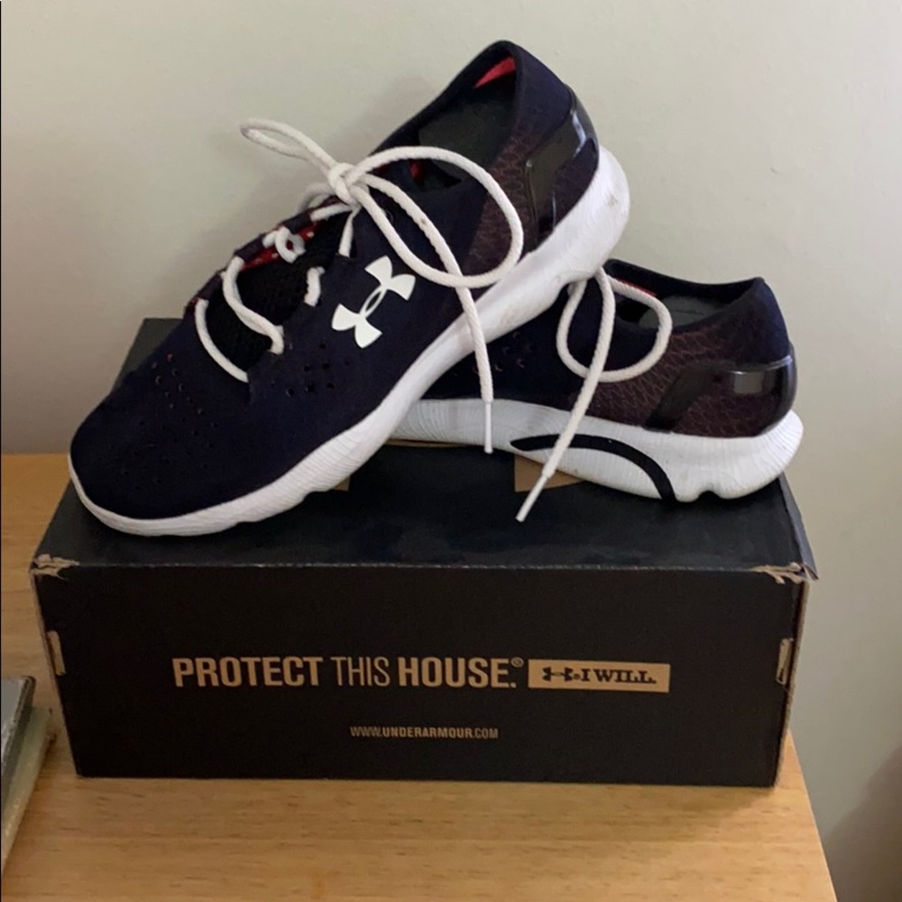 Under armor women’s tennis shoe 7 1/2 wore 1x